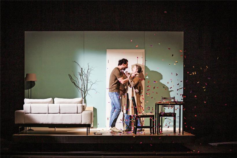 Déconstruire les vieilles formes usées et patriarcales du théâtre narratif …
