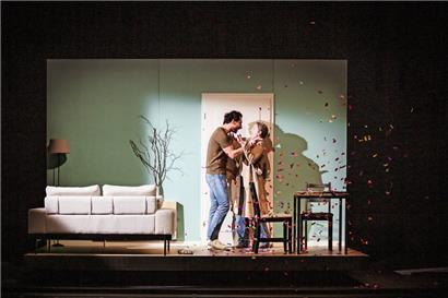 Déconstruire les vieilles formes usées et patriarcales du théâtre narratif …
