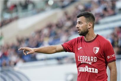 Dejvid Sinani pendelt täglich zwischen Büroräumen und Fußballplatz
