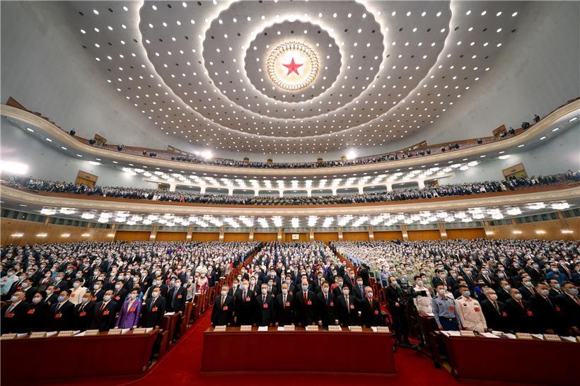 Delegierte nehmen an der Plenarsitzung des chinesischen Volkskongresses in der Großen Halle des Volkes teil.

