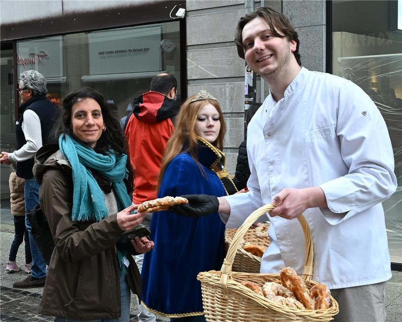 Mann schenkt liebevoll süße Brezel am Sonntag als traditionelles Geschenk nach Brauch