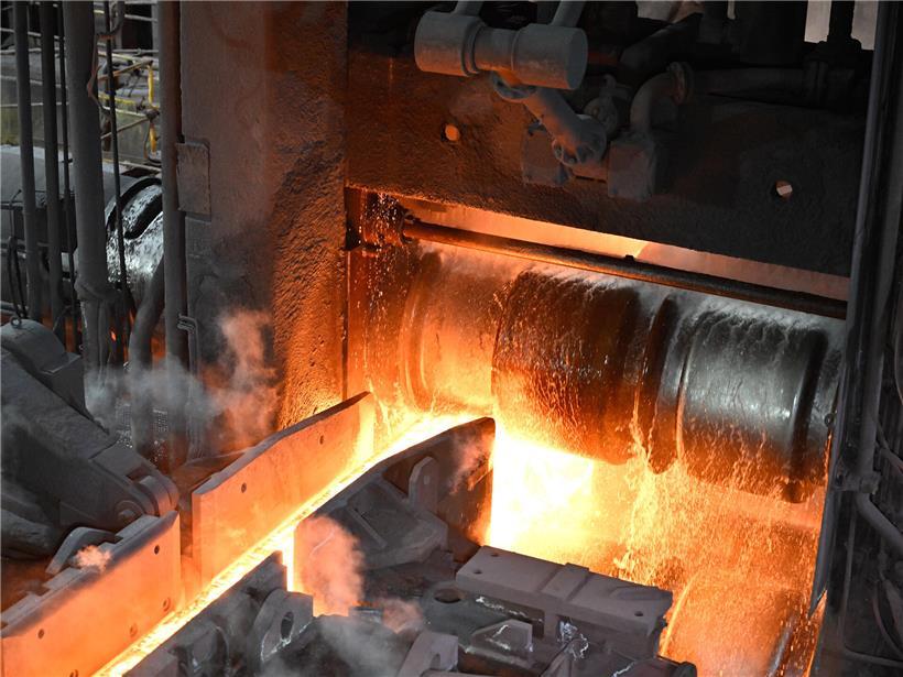 ArcelorMittal Logo vor Werk in Luxemburg, Konzern in guter Lage, offene Fragen zum Standort Luxemburg