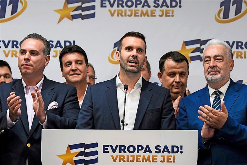 Dem Wahlsieger Milojko Spajic (Mitte) stehen in Podgorica schwere Koalitionsverhandlungen bevor
