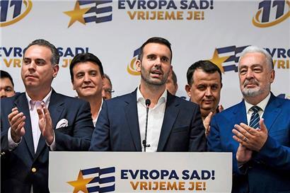 Dem Wahlsieger Milojko Spajic (Mitte) stehen in Podgorica schwere Koalitionsverhandlungen bevor
