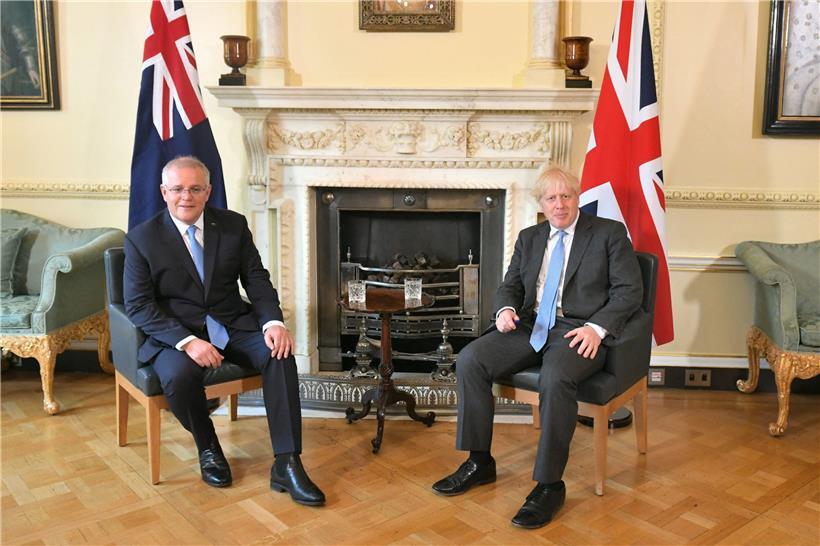 Dem australischen Regierungschef Scott Morrison (l.), hier mit seinem britischen Amtskollegen Boris Johnson, wird zuhause verübelt, dass er Australien beim G7-Treffen repräsentiert hat
