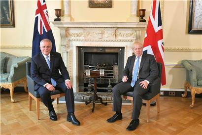 Dem australischen Regierungschef Scott Morrison (l.), hier mit seinem britischen Amtskollegen Boris Johnson, wird zuhause verübelt, dass er Australien beim G7-Treffen repräsentiert hat
