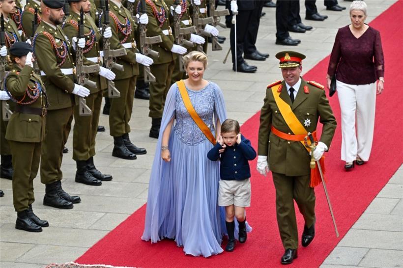Dem kleinen Prinzen Charles schien der Trubel vor dem Palais zu laut zu sein