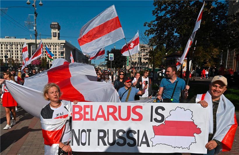 Dem würde Wladimir Putin so nicht zustimmen – nur insofern, dass die Menschen in Russland, anders als beim weißrussischen Nachbarn, kaum wochenlang gegen den Staatspräsidenten demonstrieren könnten

