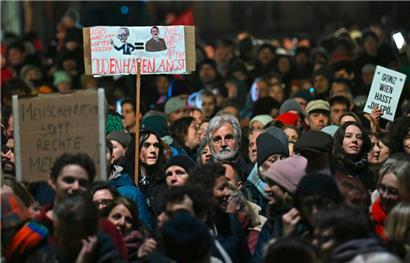 Demo in Wien gegen die FPÖ: Nicht selten sind es FPÖ-Funktionäre aus der dritten Reihe, die den Führer-Geburtstag mit einem Eiernockerl-Posting begehen
