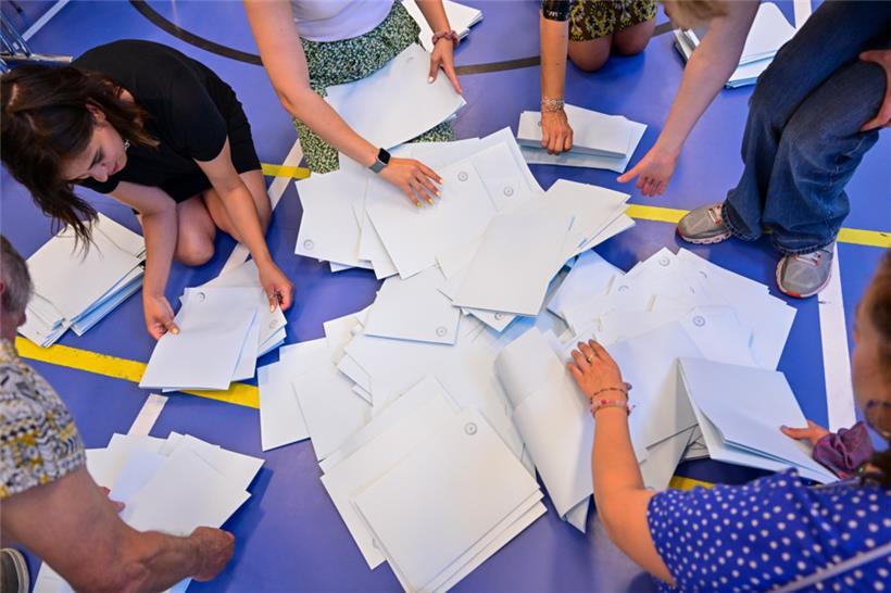 Demokratie am Boden: Zunächst müssen die Wahlhelfer, so wie hier in der hauptstä...