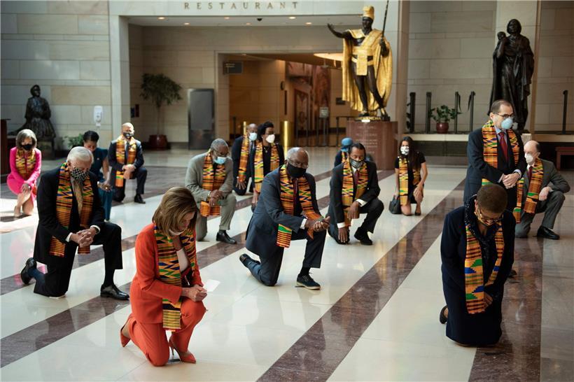 Demokratische Abgeordnete und Senatoren, unter ihnen Nancy Pelosi und Chuck Schumer, knien in der „Emancipation Hall“ des US-Kongresses
