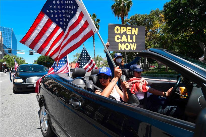 Demonstarnten fordern in Kalifornien die Aufhebung der Pandemie-Einschränkungen

