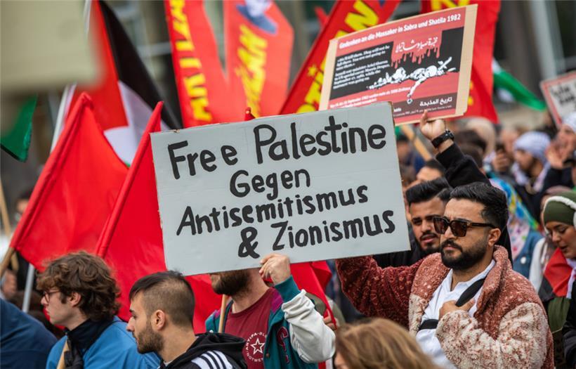 Demonstrant auf einer Pro-Palästina-Kundgebung in der Stuttgarter Innenstadt
