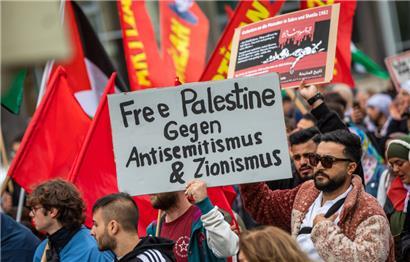 Demonstrant auf einer Pro-Palästina-Kundgebung in der Stuttgarter Innenstadt
