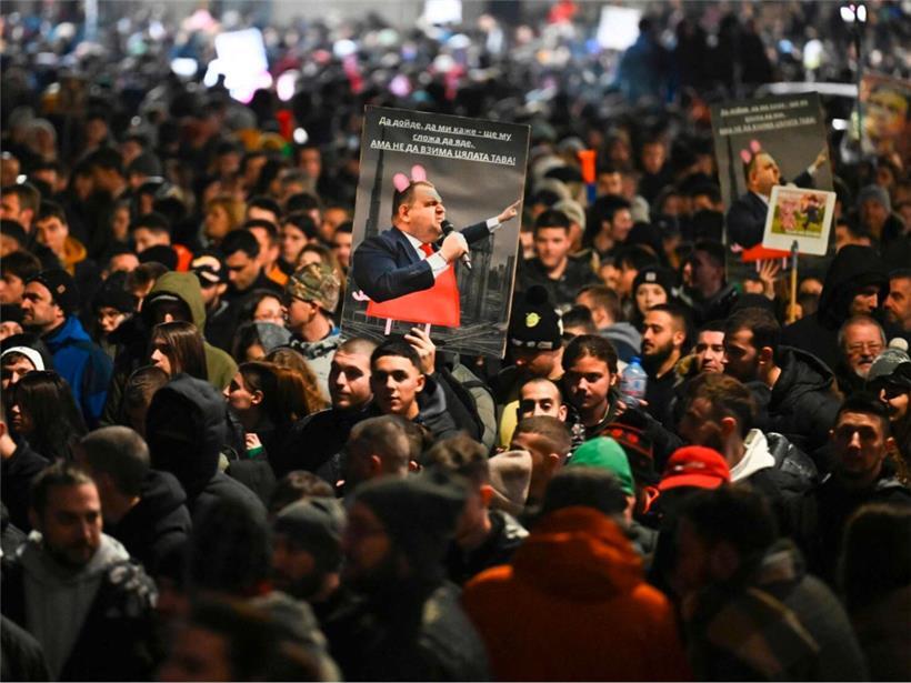 Demonstranten am 1. Dezember in Sofia: Der Chef der Oligarchenpartei DPS, Deljan Peevski (auf dem Plakat), ist nicht besonders beliebt
