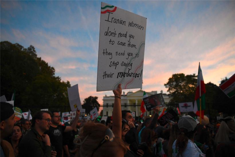 Demonstranten am 22. Oktober 2022 vor dem Weißen Haus in Washington, DC, in Solidarität mit den Demonstranten im Iran
