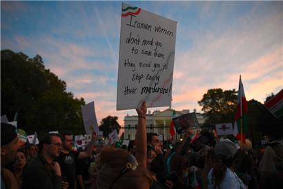 Demonstranten am 22. Oktober 2022 vor dem Weißen Haus in Washington, DC, in Solidarität mit den Demonstranten im Iran
