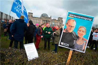 Demonstranten am Sonntag vor dem Bundestag: Die Nummer mit der AfD wird CDU-Kanzlerkandidat Friedrich Merz nicht mehr so schnell los
