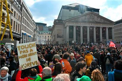 Demonstranten aus dem Kunstsektor protestieren am nationalen Aktionstag gegen die belgische Regierung
