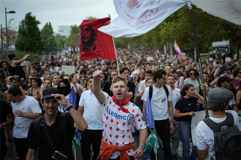 Demonstranten beteiligen sich an einem Protest in Lyon

