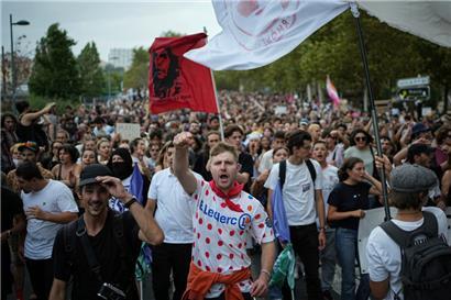 Demonstranten beteiligen sich an einem Protest in Lyon
