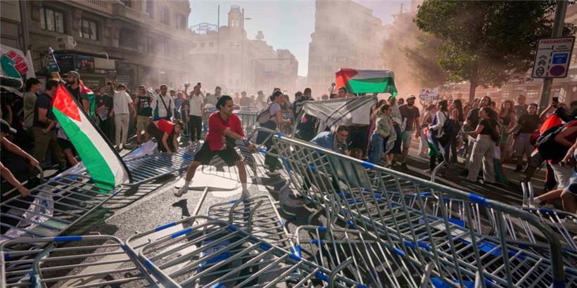Demonstranten blockieren die Straße, um die 21. Etappe des spanischen Radrennens La Vuelta von Alalpardo nach Madrid zu stören
