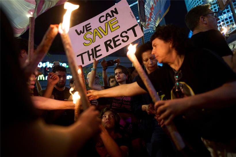 Demonstranten entzünden Fackeln während eines Protests, der die sofortige Freilassung der Geiseln und ein Waffenstillstandsabkommen fordert
