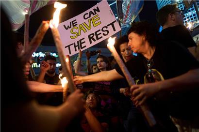 Demonstranten entzünden Fackeln während eines Protests, der die sofortige Freilassung der Geiseln und ein Waffenstillstandsabkommen fordert
