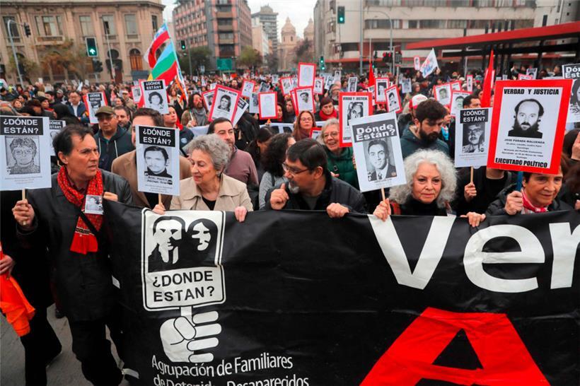 Demonstranten erinnern in Santiago de Chile am Vortag des Gedenktages zum Militärputsch von 1973 an die „Desaparecidos“ (die „Verschwundenen“), die Gefolterten und Getöteten der Militärdiktatur (1973-1990) 

