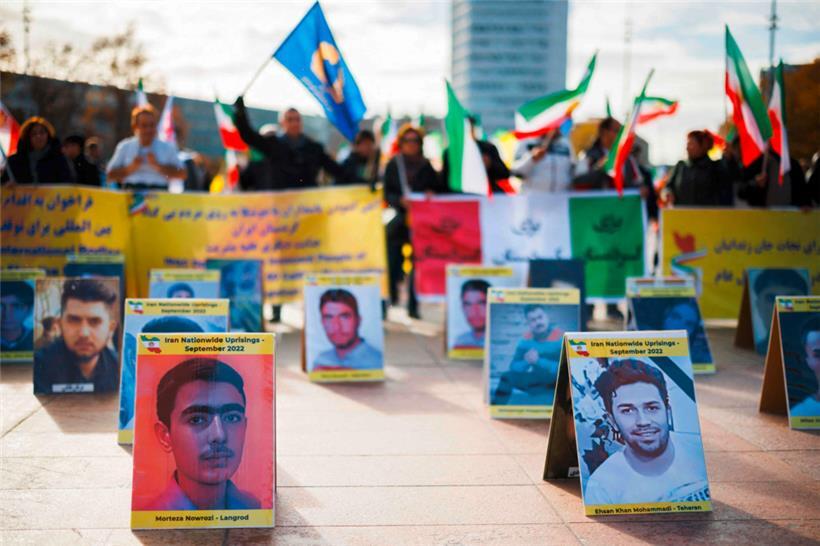 Demonstranten gedachten vor dem Sitz des UN-Menschenrechtsrates in Genf der bei den Protesten im Iran Getöteten
