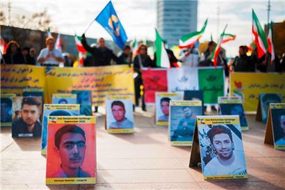 Demonstranten gedachten vor dem Sitz des UN-Menschenrechtsrates in Genf der bei den Protesten im Iran Getöteten
