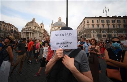 Demonstranten gegen den Impfpass auf der römischen Piazza del Popolo am Samstag
