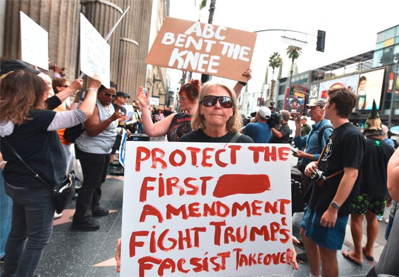 Demonstranten haben sich vor dem El Capitan Entertainment Centre am Hollywood Boulevard versammelt, um gegen die Absetzung des Satirikers Jimmy Kimmel zu protestieren
