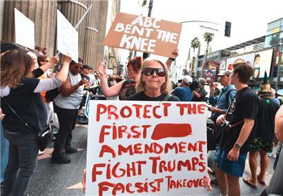 Demonstranten haben sich vor dem El Capitan Entertainment Centre am Hollywood Boulevard versammelt, um gegen die Absetzung des Satirikers Jimmy Kimmel zu protestieren
