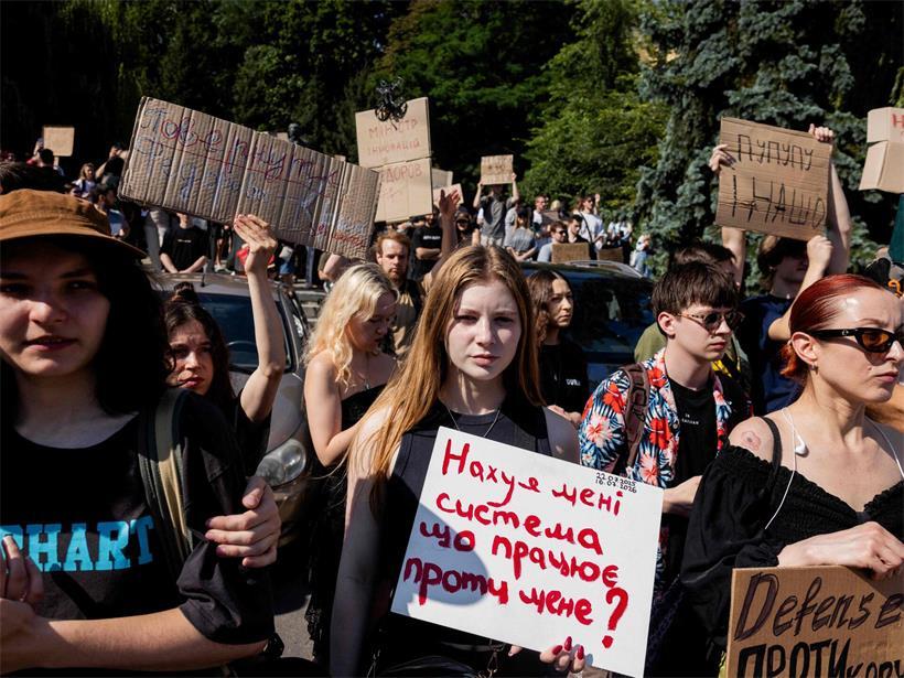 Demonstranten halten Plakate während einer Demonstration gegen die Entscheidung, den ukrainischen Verteidigungsminister Mykhailo Fedorov zu entlassen