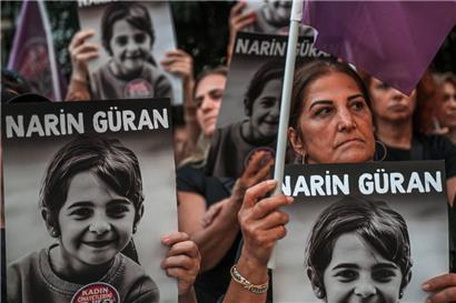 Demonstranten halten Porträts der achtjährigen Narin Guran, deren Leiche gefunden wurde, nachdem sie 19 Tage lang vermisst worden war
