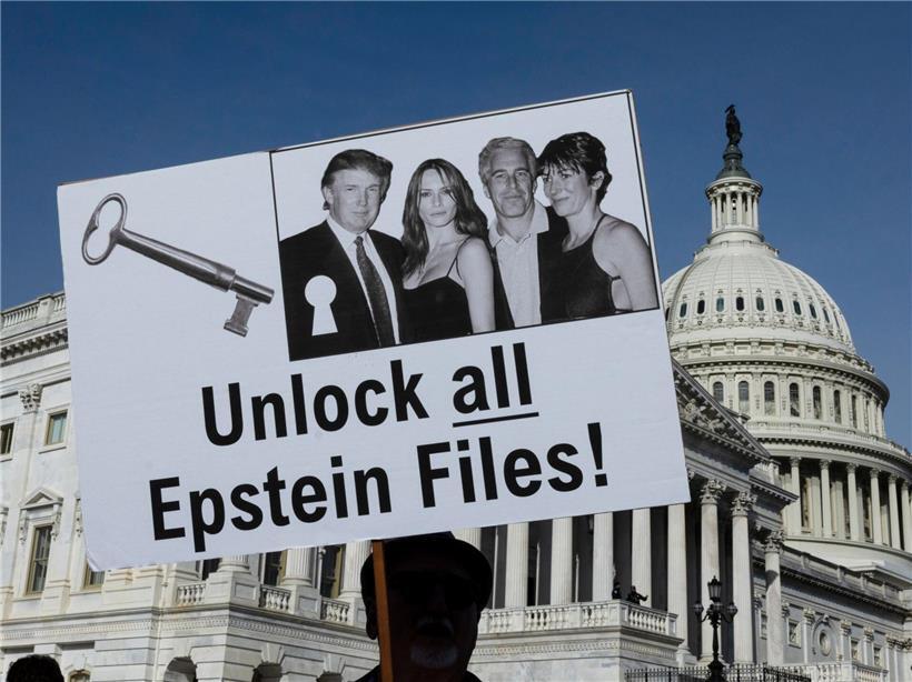 Demonstranten mit Schildern bei Pressekonferenz zum Epstein Files Transparency Act vor U.S. Capitol in Washington, D.C.