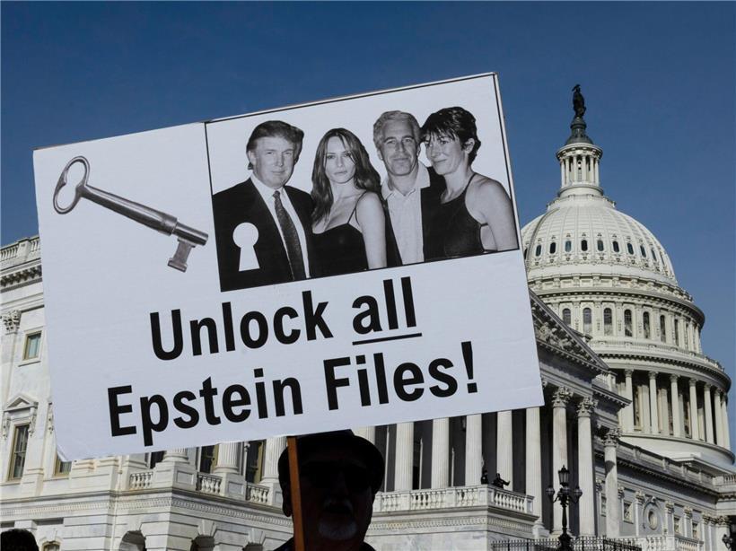 Demonstranten mit Schildern bei Pressekonferenz zum Epstein Files Transparency Act vor dem U.S. Capitol