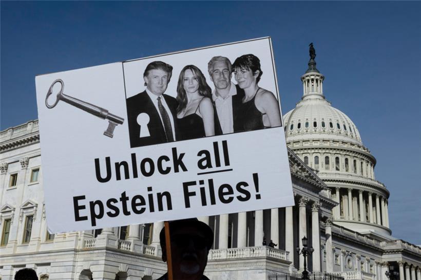 Demonstranten halten Schilder während einer Pressekonferenz zum Epstein Files Transparency Act vor dem U.S. Capitol in Washington, D.C.
