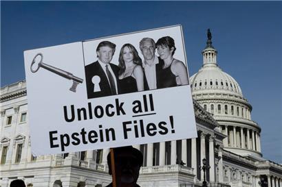 Demonstranten halten Schilder während einer Pressekonferenz zum Epstein Files Transparency Act vor dem U.S. Capitol in Washington, D.C.
