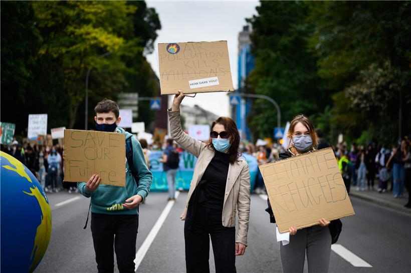 Demonstranten halten ihre Slogans auf Pappplakaten fest
