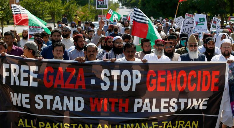 Demonstranten halten in Islamabad, Pakistans Hauptstadt, ein Banner bei einem Protest zur Unterstützung der Palästinenser
