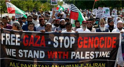 Demonstranten halten in Islamabad, Pakistans Hauptstadt, ein Banner bei einem Protest zur Unterstützung der Palästinenser
