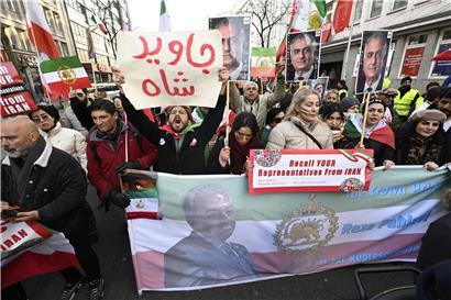 Demonstranten in Düsseldorf protestieren mit Plakaten für Regimewechsel im Iran und Rückkehr von Reza Pahlavi.