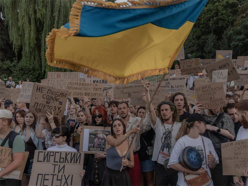 Demonstranten in Kiew protestieren gegen die Ablösung von Verteidigungsminister Mychailo Fedorow und fordern den Rücktritt von Armeechef Oleksander Syrsky