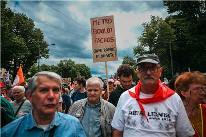 Demonstranten in Lyon gehen gegen Rechtsextreme auf die Straße. Auch in der Luxemburger Grenzregion regt sich der Widerstand gegen den Rechtsextremismus in Frankreich. 
