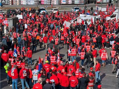Demonstranten in OGBL-Montur haben sich am 1. Mai in Luxemburg versammelt
