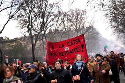 Demonstranten in Paris gehen gegen die geplante Rentenreform auf die Straßen
