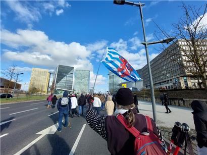 Demonstranten marschieren am Samstagnachmittag in Richtung Philharmonie
