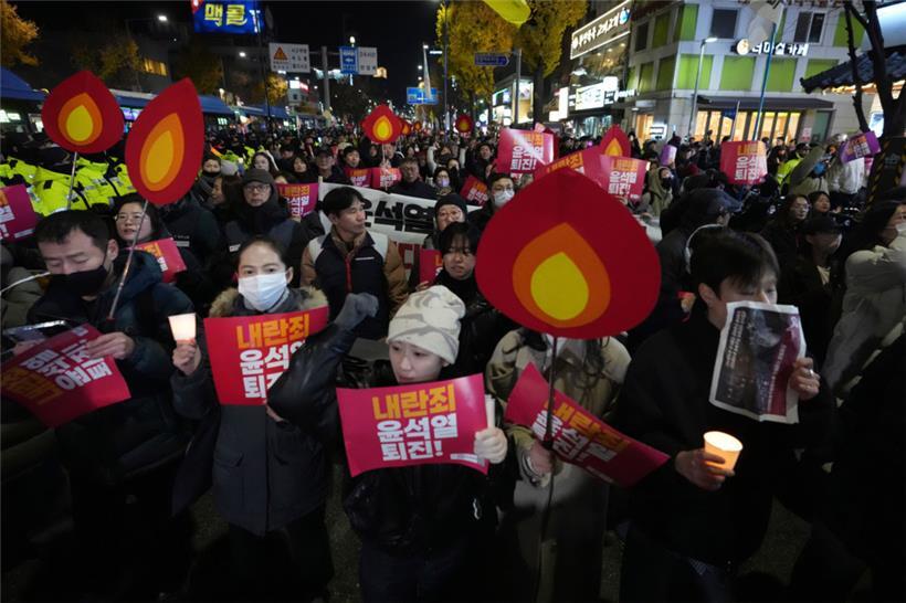 Demonstranten marschieren nach einer Mahnwache gegen den südkoreanischen Präsidenten Yoon Suk Yeol zum Präsidialamt
